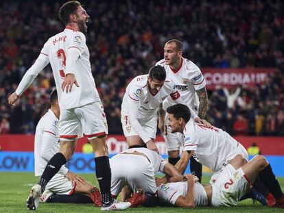 Los jugadores del Sevilla celebran el gol de V&aacute;zquez. 