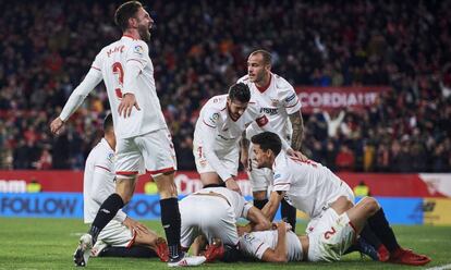 Los jugadores del Sevilla celebran el gol de Vázquez.