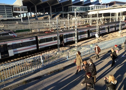 Los servicios de AVE también se han visto alterados por el incidente. Uno de estos trenes que había salido a primera hora de Valencia ha estado parado durante un tiempo a 20 minutos de la capital.