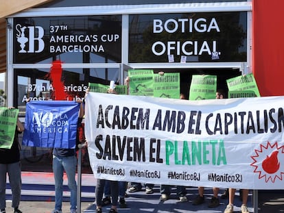 Entidades ecologistas protestan delante de la tienda de la Copa América en Barcelona.

Señalan que es "una acción previa" a la manifestación ecologista de este sábado

POLITICA ESPAÑA EUROPA CATALUÑA
END FOSSIL BARCELONA