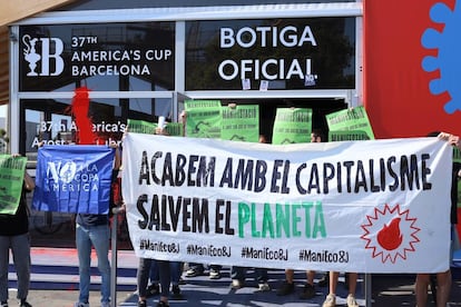 Entidades ecologistas protestan delante de la tienda de la Copa América en Barcelona.
Señalan que es "una acción previa" a la manifestación ecologista de este sábado
POLITICA ESPAÑA EUROPA CATALUÑA
END FOSSIL BARCELONA
