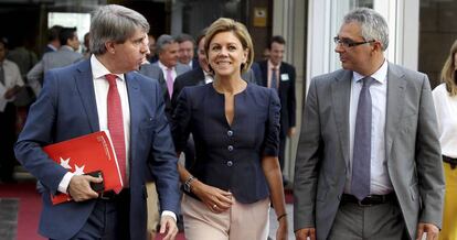 La secretaria general del PP, María Dolores de Cospedal, acompañada por el vicepresidente regional, Ángel Garrido (izquierda), y el consejero de Asuntos Sociales y Familia, Carlos Izquierdo.