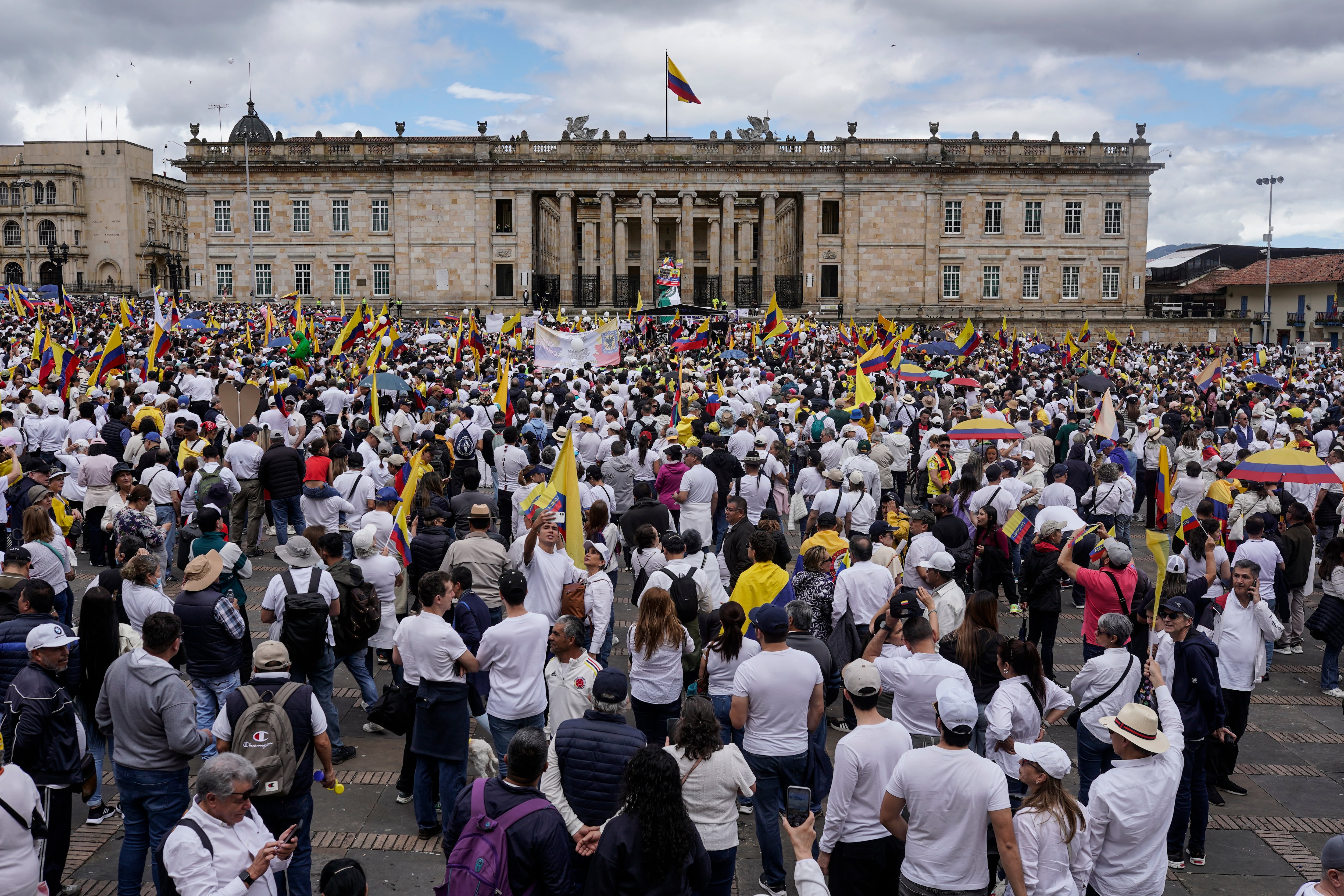 Más de 70 mil personas marcharon en repudio al atentado contra Uribe Turbay, el pasado junio en Bogotá.