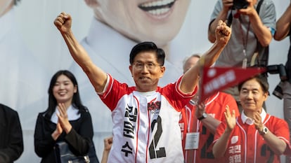 Kim Moon-soo, candidato del conservador PPP, durante un mitin celebrado este domingo en Seúl.