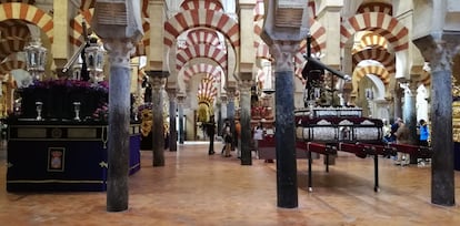 Pasos de cofradías exhibidos en la Mezquita-catedral de Córdoba durante una exposición en 2019.