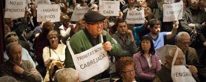 Vecinos de Trinitat Vella en una audiencia pública de Nou Barris.
