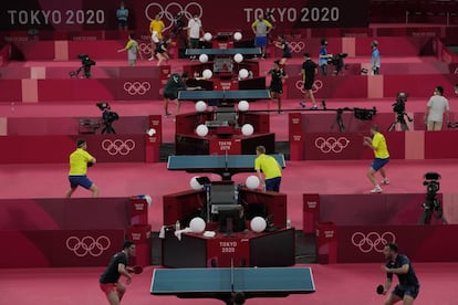 Los atletas, durante una sesión de entrenamiento de tenis de mesa en Tokio.
