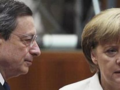 El presidente del BCE, Mario Draghi, junto a la canciller alemana, Angela Merkel