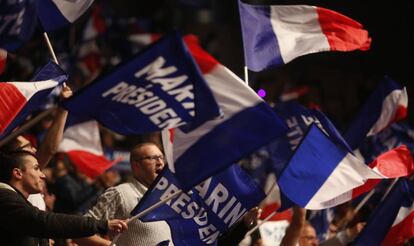 Partidarios de la candidata al El&iacute;seo Marine Le Pen, l&iacute;der del Frente National (FN), durante un mit&iacute;n en Lille.