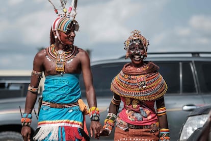 Una pareja samburu, hombre y mujer, sonríe a la cámara. Los samburu son una gerontocracia: rinden respeto a los mayores, que tienen todo el poder de decisión sobre la organización de matrimonios y dan el permiso para conseguir esposa.
