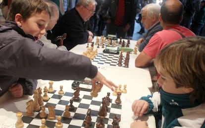 Niños jugando al ajedrez en La Alhóndiga de Bilbao.