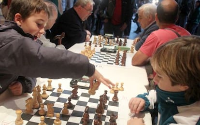 Ni&ntilde;os jugando al ajedrez en La Alh&oacute;ndiga de Bilbao.
  