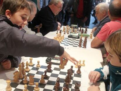 Ni&ntilde;os jugando al ajedrez en La Alh&oacute;ndiga de Bilbao.
  