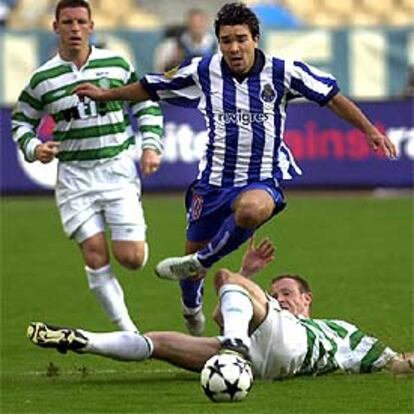 Deco y Valgaeren, del Oporto luchan con Thompson, del Celtic de Glasgow, en el estadio Olímpico de Sevilla.