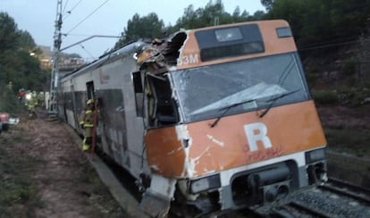 Aspecto que presentaba la parte frontal del tren de cercanías tras sufrir un descarrilamiento esta mañana en Vacarisses (Barcelona), en la línea R4 Manresa-Sant Vicenç de Calders. En la parte trasera, los bomberos acceden al interior.