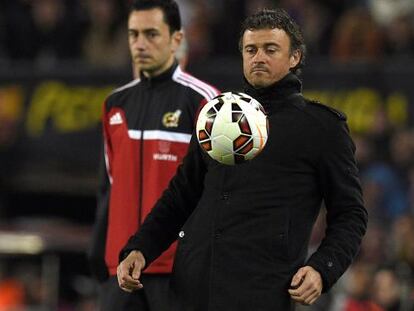 Luis Enrique controla la pilota a l'àrea tècnica.