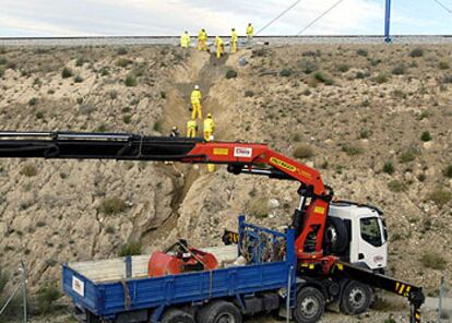 Un equipo de mantenimiento repara la grieta abierta en la vía férrea de alta velocidad Madrid-Barcelona.