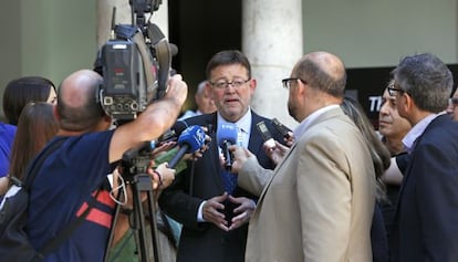 Ximo Puig haciendo declaraciones antes del acto de investidura de Pascual Sala como honoris causa.