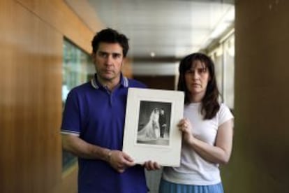 Javier y Raquel del Campo con la foto de boda de sus padres.