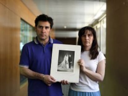 Javier y Raquel del Campo con la foto de boda de sus padres.