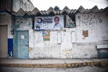 Un cartel de campaña de Daniel Olmos, el hijo del alcalde.
