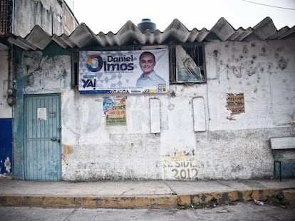 Un cartel de campa&ntilde;a de Daniel Olmos, el hijo del alcalde.