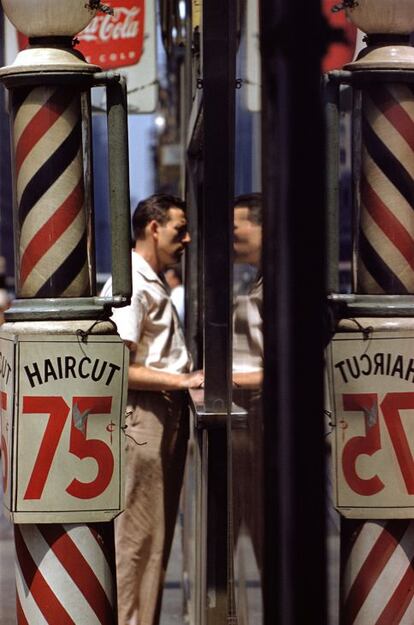 'Corte de pelo' (1956) es una de las imágenes que pueden verse en Valladolid en la sala municipal de exposiciones de San Benito.