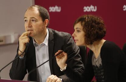 Amaia Izko y Pernando Barrena, de Sortu, durante su comparecencia ante los medios en San Sebastián.