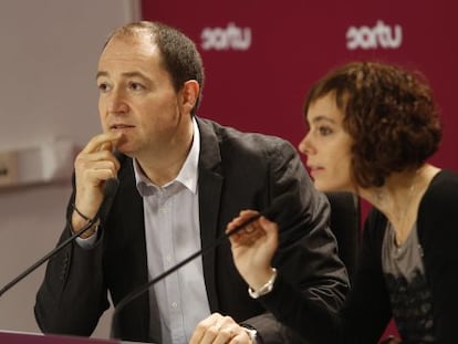 Amaia Izko y Pernando Barrena, de Sortu, durante su comparecencia ante los medios en San Sebastián.