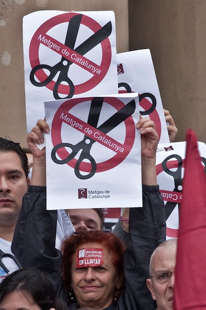 Un grupo de personas protestas a las puertas del hospital Vall de Hebrn de Barcelona.