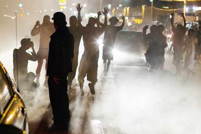 Manifestación pacifica por las calles de Ferguson