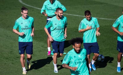 Los jugadores del Real Madrid, durante el entrenamiento de este lunes en Valdebebas.