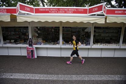 Hoy también se hablaba en la feria de la polémica suscitada a principios del mes pasado cuando la Asociación de Editores de Madrid decidió retirarse de la Comisión Organizadora de la feria porque veían limitada su capacidad de influencia en defensa de sus socios, así como en el desarrollo de su modelo de feria.