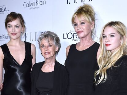 De izquierda a derecha: Dakota Johnson, Tippy Hedren, Melanie Griffith y Stella Banderas, anoche en Los Ángeles.