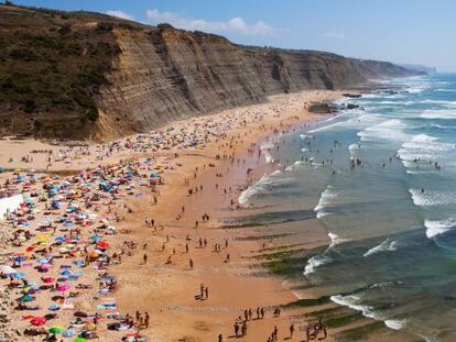 Vista de la playa de Magoito, al noroeste de Sintra (Portugal) y abierta completamente al oc&eacute;ano Atl&aacute;ntico. 