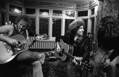 Bob Dylan na casa do cantor Gordon Lightfoot em Toronto, com Roger McGuinn (direita) e Gordon Lightfoot (esquerda).