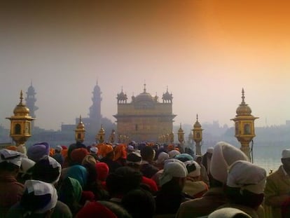 Peregrinos en el templo dorado de Harmandir Sahib, en la ciudad india de Amritsar.