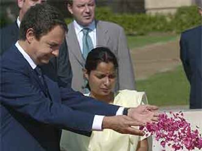 Rodríguez Zapatero arroja pétalos en el mausoleo de Mahatma Gandhi.