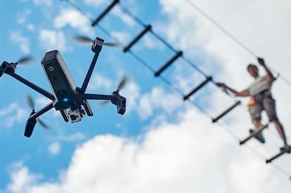 Un dron con cámara 4K y HDR qeu permite grabar vídeo y hacer fotografías de una gran calidad. Además cuenta con un gimball de 180 grados, así como un zoon 2,8x sin pérdidas de calidad, para fijarnos en los detalles más pequeños desde las alturas. Su diseño es plegable y ultra compacto, por lo que podemos llevarlo a volar transportándolo fácilmente. Tiene una autonomía de 25 minutos, y cuenta con numerosos modos automáticos gracias a la inteligencia artificial.