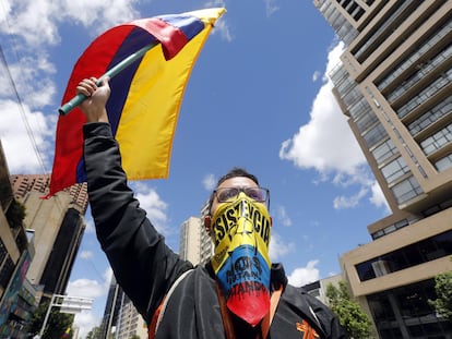 Manifestante durante protesto em Bogotá contra o presidente Iván Duque.