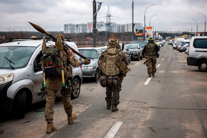 Los militares ucranios caminan hacia la ciudad de Irpin, este domingo. La nueva alcaldesa de la ciudad de Melitopol (en el sureste de Ucrania), Galina Danilchenko, pidió hoy a los ciudadanos que no se resistan a la ocupación rusa para que se pueda volver a la normalidad.