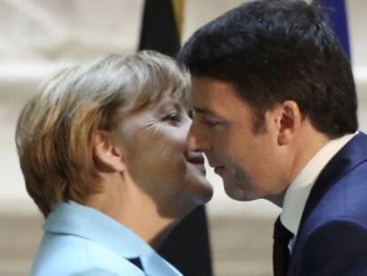 El primer ministro italiano, Matteo Renzi, abraza y besa a la canciller alemana, Angela Merkel, hoy en Florencia. 