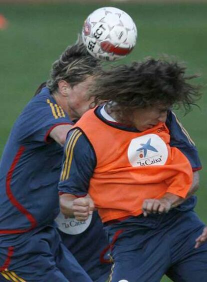 Puyol, en primer plano, cabecea ante Torres en un entrenamiento el miércoles.