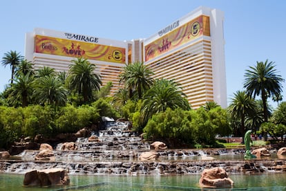 The Mirage apuesta por un estilo polinesio de motivos selváticos con un descomunal volcán a pie de calle que entra en erupción cada cuarto de hora.