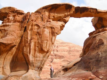 El puente de piedra de Burdah, en el desierto de Wadi Rum (Jordania).