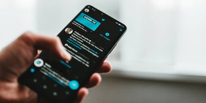 Aplicación de Twitter en un móvil