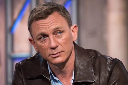 Daniel Craig contó a ‘ShortList’ que las cámaras de fotos en los móviles han cambiado su vida: “Los teléfonos son una pesadilla en mi vida. Hay gente que me saca fotos mientras ceno. Me gustaría decirles algo, pero no puedo. Pero cada móvil tiene una cámara así que… ¿cómo se puede parar? No podemos. Así que yo tampoco puedo ir a un pub, tomarme unas cuantas cervezas y cantar con alguien que esté allí porque alguien me va a grabar y lo va a poner en Internet”, afirmó el actor.