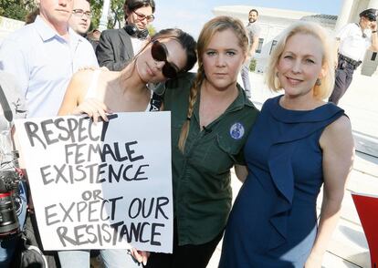 La modelo Emily Ratajkowski, la actriz Amy Schumer y la senadora Kirsten Gillibrand.