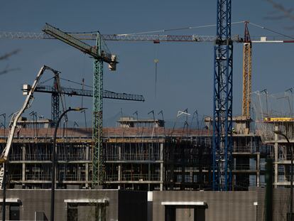 Construcción de viviendas en Sevilla.