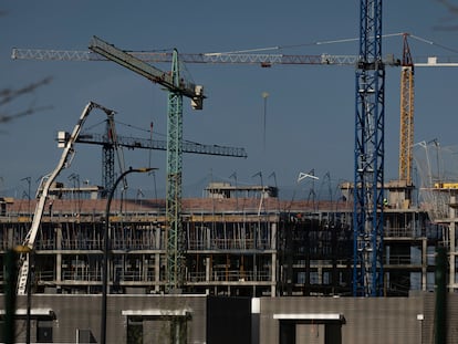 Construcción de viviendas en Sevilla, este viernes.